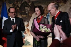 Tổng thống Pháp François Hollande trao tặng huân chương Bắc Đẩu Bội Tinh cho cặp vợ chồng Marlene và Spencer Hays. (Nguồn: AFP)