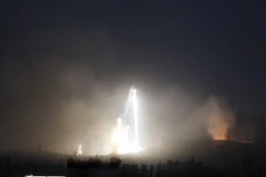 Khói và lửa bốc lên sau một cuộc không kích tại vị trí của phiến quân Houthi ở thủ đô Sanaa, Yemen ngày 19/9. (Nguồn: EPA/TTXVN)