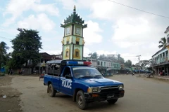 Xe của cảnh sát tuần tra sau vụ tấn công ở Maungdaw. (Nguồn: EPA/TTXVN)