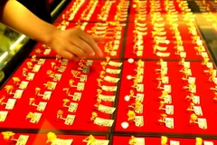 Vàng trang sức được bày bán tại một cửa hàng ở thành phố Lianyungang, tỉnh Giang Tô, miền Đông Trung Quốc. (Nguồn: THX/TTXVN)