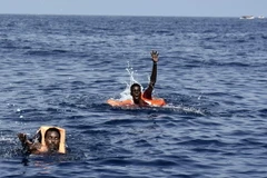 Người di cư chờ đợi được cứu trên biển Địa Trung Hải ở ngoài khơi Libya. (Nguồn: AFP/TTXVN)