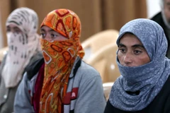 Các con tin người Yazidi được IS trả tự do đợi khám sức khỏe tại trung tâm y tế Altun Kopri, thành phố Kirkuk, Iraq. (Nguồn: AFP/TTXVN)