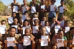 Các con tin vừa được thả. (Nguồn: theguardian.com)