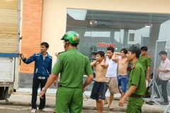 Các đối tượng nghiện ma túy bỏ trốn bị lực lượng chức năng Đồng Nai đưa trở lại cơ sở điều trị. (Ảnh: Sỹ Tuyên/TTXVN)