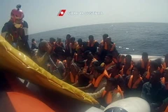 Người di cư được cứu trên biển ngoài khơi Lampedusa, Italy. (Nguồn: EPA/TTXVN)