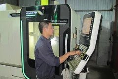 Công ty TNHH Cơ điện Ninh Bình áp dụng khoa học công nghệ tiên tiến vào sản xuất kinh doanh. (Ảnh: Ninh Đức Phương/TTXVN)