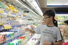 Người tiêu dùng mua sắm tại Siêu thị Co.opmart Saigon. (Ảnh: Thanh Vũ/TTXVN)