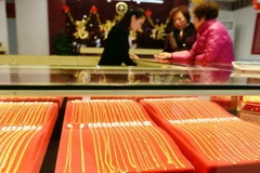 Trang sức bằng vàng được bày bán tại một cửa hàng ở thành phố Thao Đảo, tỉnh Sơn Đông, Trung Quốc. (Nguồn: AFP/TTXVN)