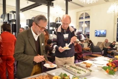 Các khách mời thưởng thức một số món ăn đặc sắc của Việt Nam. (Ảnh: Hoàng Hoa/TTXVN)