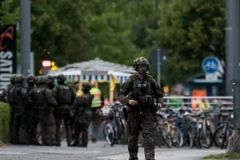 Cảnh sát Đức làm nhiệm vụ tại khu vực xung quanh một trung tâm thương mại ở Munich. (Nguồn: AFP/TTXVN)