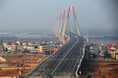 Cầu Nhật Tân và đường dẫn phía quận Tây Hồ, Hà Nội. (Ảnh: Huy Hùng/TTXVN)