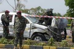 Lực lượng an ninh Pakistan điều tra tại hiện trường một vụ đánh bom. (Nguồn: AFP/TTXVN)