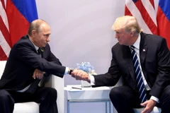 Tổng thống Mỹ Donald Trump (phải) và Tổng thống Nga Vladimir Putin (trái) trong cuộc gặp bên lề Hội nghị thượng đỉnh G20 ở Hamburg, Đức ngày 7/7. (Nguồn: AFP/TTXVN)