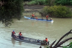 Lực lượng cứu hộ tỉnh Lâm Đồng đang nỗ lực tìm kiếm những người mất tích. (Ảnh: Chu Quốc Hùng/TTXVN)