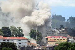 Khói bốc lên sau vụ đánh bom chống phiến quân IS của không quân Philippines tại Marawi thuộc đảo Mindanao ngày 26/6. (Nguồn: AFP/TTXVN)