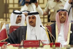 Quốc vương Qatar Tamim bin Hamad al-Thani (giữa) tại Hội nghị thượng đỉnh Hội đồng hợp tác Vùng Vịnh (GCC) ở Manama, Bahrain ngày 6/12/2016. (Nguồn: AFP/TTXVN)