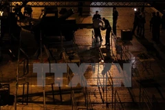 Các công nhân Israel di dời những thiết bị dò kim loại bên ngoài đền thờ Al-Aqsa ở Jerusalem ngày 25/7. (Nguồn: THX/TTXVN)