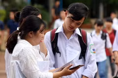 Thí sinh sau khi hoàn thành môn thi cuối cùng tại điểm thi Trường THPT thành phố Điện Biên Phủ, tỉnh Điện Biên. (Ảnh: Phan Tuấn Anh/TTXVN)