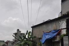 Đường dây 35Kv Phú Bình nằm vắt qua nhà dân thôn Phú Ổ, xã Bình Phú huyện Thạch Thất. (Ảnh: Mạnh Khánh/TTXVN)