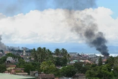 Khói bốc lên từ các địa điểm của phiến quân bị không kích ở Marawi ngày 26/6. (Nguồn: AFP/TTXVN)