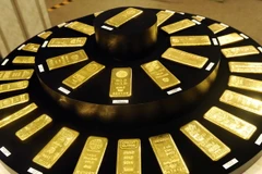 Các thỏi vàng được trưng bày tại cửa hàng kim hoàn Ginza Tanaka ở Tokyo, Nhật Bản. (Nguồn: AFP/TTXVN)