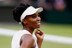 Niềm vui của Venus Williams sau khi đánh bại nhà đương kim vô địch Roland Garros Jelena Ostapenko trong trận Tứ kết Wimbledon 2017 ở London, Anh ngày 11/7. (Nguồn: EPA/TTXVN)