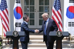 Tổng thống Mỹ Donald Trump (phải) và Tổng thống Hàn Quốc Moon Jae-in (trái) tại cuộc họp báo chung sau cuộc gặp tại Nhà Trắng. (Nguồn: YONHAP/TTXVN)