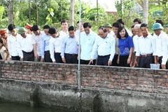 Thủ tướng Nguyễn Xuân Phúc thăm gia đình ông Dương Kim Hùng, là một trong những gia đình tiêu biểu trong phong trào xây dựng khu dân cư kiểu mẫu tại thôn Hà Thanh, xã Tượng Sơn, huyện Thạch Hà, tỉnh Hà Tĩnh. (Ảnh: Thống Nhất/TTXVN)