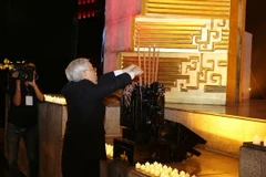 Tổng Bí thư Nguyễn Phú Trọng thắp hương tại Đài tưởng niệm các anh hùng liệt sỹ Bắc Sơn. (Ảnh: Trí Dũng/TTXVN)