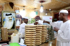 Người dân Qatar mua sắm tại một khu chợ nổi tiếng Souq Waqif ở Doha ngày 7/6. (Nguồn: AFP/TTXVN)