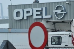 Bên ngoài nhà máy lắp ráp ôtô Opel ở Antwerp (Bỉ) ngày 21/1. (Nguồn: THX/TTXVN)