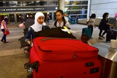 Hành khách tại Sân bay quốc tế Los Angeles, Mỹ ngày 29/6. (Nguồn: AFP/TTXVN)