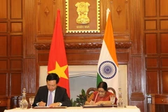 Phó Thủ tướng, Bộ trưởng Ngoại giao Phạm Bình Minh và Bộ trưởng Ngoại giao Sushma Swaraj ký Chương trình Hành động triển khai quan hệ Đối tác Chiến lược Toàn diện giai đoạn 2017-2020 giữa Việt Nam và Ấn Độ (ngày 4/7). (Ảnh: Huy Bình/TTXVN)