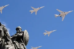 Máy bay ném bom chiến lược Tu-160 của Nga tham gia lễ tổng duyệt diễu binh tại thủ đô Moskva ngày 7/5. (Nguồn: AFP/TTXVN)