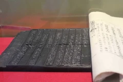 Các bản khắc tư liệu được trưng bày tại triển lãm. (Ảnh: Nguyễn Dũng/TTXVN)