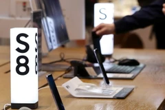 Điện thoại Samsung Galaxy S8 được trưng bày tại một cửa hàng ở Seoul, Hàn Quốc ngày 10/4. (Nguồn: EPA/TTXVN)