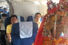 Tượng thần trên máy bay. (Nguồn: channelnewsasia.com)