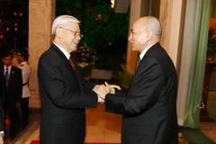 Quốc vương Campuchia Norodom Sihamoni đón Tổng Bí thư Nguyễn Phú Trọng. (Ảnh: Trí Dũng/TTXVN)