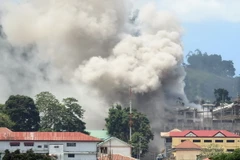 Khói bốc lên sau vụ đánh bom chống phiến quân IS của không quân Philippines tại Marawi thuộc đảo Mindanao ngày 26/6. (Nguồn: AFP/TTXVN)