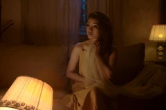 Phạm Thu Hà xuất hiện với vẻ dịu dàng, đầy ưu tư trong "Một mình." (Ảnh: Nghệ sỹ cung cấp)