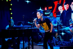 Ca sỹ Quang Hà tập luyện cho liveshow "Không thể thay thế" diễn ra vào cuối tháng Chín tại Hà Nội. (Ảnh: Nghệ sỹ cung cấp)