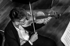 Nghệ sỹ violin Lâm Hoài Bão sẽ cùng những nghệ sỹ trẻ khoác "áo mới" cho những tình khúc quen thuộc. (Ảnh: BTC)