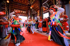 Những chàng trai đóng giả con gái trong hội làng Triều Khúc (Hà Nội). (Ảnh: Vietnam+)