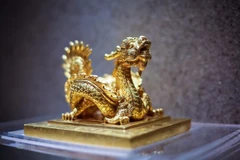Ấn có núm hình rồng cuốn, biểu trưng cho quyền lực nhà Nguyễn. Hiện vật có giá trị đặc biệt trong sưu tập kim bảo triều Nguyễn, đã được công nhận là bảo vật quốc gia. (Ảnh minh họa: Vietnam+)