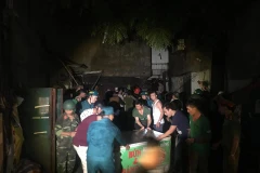 Người dân được thông báo ra khỏi nhà và di chuyển đồ đạc để đảm bảo an toàn.(Ảnh: Sơn Bách/Vietnam+)