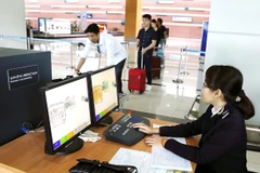 Nhân viên Chi cục Hải quan Phú Quốc dùng máy soi để kiểm tra hành lý khách nhập cảnh tại sân bay Phú Quốc. (Ảnh minh họa: TTXVN)