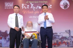 Tổng Giám đốc Thông tấn xã Việt Nam Nguyễn Đức Lợi và Chủ tịch Ủy ban Nhân dân Thành phố Hà Nội Nguyễn Đức Chung trao Giải thưởng Lớn-Vì tình yêu Hà Nội cho phó giáo sư-tiến sỹ-nhà giáo ưu tú Nguyễn Thừa Hỷ. (Ảnh: BTC)