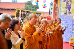 Đại đức Thích Trúc Thái Minh (người cầm micro) trong buổi lễ khai hội Xuân chùa Ba Vàng 2019. (Ảnh: TTXVN)