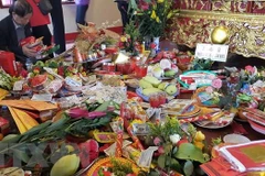 Đồ lễ bày lộn xộn, tiền lẻ đặt tràn lan tại Phủ Tây Hồ. (Ảnh chỉ mang tính minh họa: TTXVN)