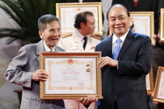 Sau nhiều lần "lỡ hẹn," diễn viên Trần Hạnh đã chính thức được trao tặng danh hiệu nghệ sỹ nhân dân. (Ảnh: TTXVN)